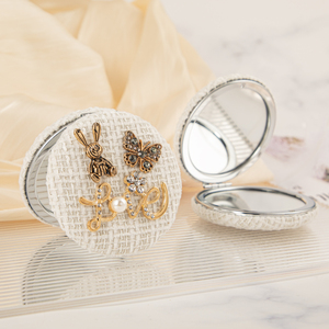 กระจกขนาดกะทัดรัดพับได้ทำจากผ้าที่น่ารักกระจกแต่งหน้าแบบพกพาสองด้านสำหรับเด็กผู้หญิงกระจกพวงกุญแจเดินทางผ้านุ่ม - Product Image 6