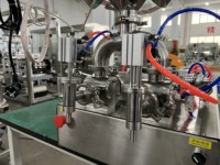 Machine de remplissage à piston avec trémie de mélange chauffante pour pâtes visqueuses, confitures de fruits, sauces chili et matériaux épais