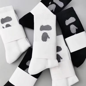 جوارب رياضية سميكة عالية الجودة بشعار مخصص، ماصة للعرق، باللونين الأبيض والأسود، للرياضات الخارجية في موسم الخريف - Product Image 1