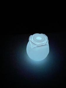 Giocattoli Sessuali Luminosi per Adulti, Vibratore Magnetico a Forma di Rosa che Si Illumina al Buio, Stimolatore Clitorideo e Punto G per Donne - Product Image 5