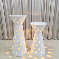 Stands Bunga Kerucut Logam untuk Pernikahan dengan Lampu LED, Vas Bunga Berongga Bercahaya untuk Dekorasi Lorong Pernikahan dan Centerpiece Meja
