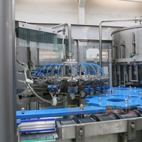 1000BPH 500ML glazen fles alcoholvulfles- en aluminiumafsluitmachine, geschikt voor wijn-, champagne- en waterafvullijnen