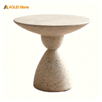 Table d'appoint minimaliste en marbre beige de luxe. Table basse en pierre naturelle élégante et durable avec base sculpturale pour un salon moderne