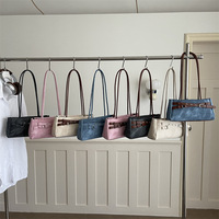Sac à bandoulière en jean vintage pour femme, grande capacité, avec détail ceinture, fermeture éclair fluide, idéal pour les trajets quotidiens