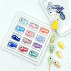 Perles en céramique électroplaquées colorées en forme de <span class=keywords><strong>petits</strong></span> <span class=keywords><strong>poissons</strong></span>, faites à la main, pour bijoux DIY, accessoires de bracelet, vente chaude - Product Image 1
