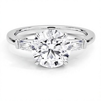 Bague de fiançailles classique pour femme en or plaqué 18K 14K avec diamant de laboratoire taille brillant rond et bande latérale à baguettes effilées