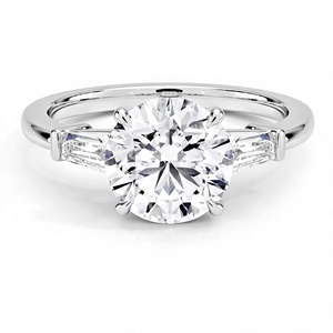Anillo de Compromiso Clásico para Mujer, Chapado en Oro de 18K o 14K, con Diamante Cultivado en Laboratorio de Corte Brillante Redondo y Banda Lateral con Piedras Baguette Cónicas - Product Image 2