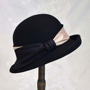 Béret Derby 100% Feutre de Laine pour Femme, Nouvelle Collection, Haute Qualité, Tissu Satiné Tendance avec Bordure Délicate, Idéal pour les Occasions Décontractées, les Fêtes, les Activités de Plein Air et les Voyages - Product Image 5