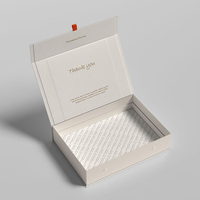 Boîte cadeau magnétique blanche avec lamination mate pour emballage de vêtements, estampage à chaud personnalisé, fermeture magnétique