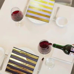 Schwarz-Weiß Gestreifte Personalisierte Papierservietten LR 6,5 Zoll Einweg mit Heißgoldprägung Modern Bedruckt für Hochzeit Cocktail Tisch - Product Image 3