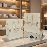 Sac en papier d'emballage cosmétique de luxe en gros avec poignée torsadée robuste et logo personnalisé