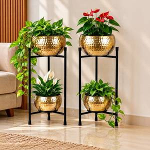 Juego de Macetas de Metal Martillado de Doble Capa Más Vendido, Forma de Manzana en Negro y Dorado, Decoración Elegante para Jardín Interior y Exterior, India - Product Image 1