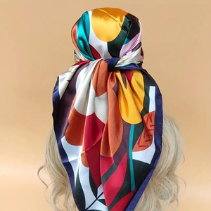 Foulard Quadrato in Finta Seta per Donne, <span class=keywords><strong>Elegante</strong></span> Motivo Floreale a Catena, Sciarpa Quadrata in Raso di Design, Sensazione Setosa, 90*90cm OEM/ODM - Product Image 1