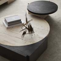 Table basse en marbre Nero Marquina avec plateau en marbre et pieds en travertin, design 2023, table basse en marbre pour salon