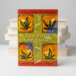 Le livre The Four Agreements en édition brochée de Don Miguel Ruiz, guide pratique vers la liberté personnelle, l'amélioration de soi et la croissance spirituelle - Product Image 3