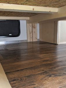 Remolque de Viaje Compacto Todoterreno en Oferta con Sistema de Entretenimiento para Uso en Exteriores, Chasis Galvanizado y Refrigerador de 40L - Product Image 3