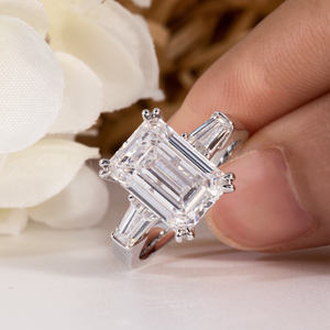 Anillo de Compromiso con Tres Diamantes Blancos D VVS1 EX EX de 3 Quilates y Esmeralda Cultivada en Laboratorio - Product Image 1