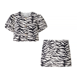 Conjunto de 2 Piezas para Mujer, <span class=keywords><strong>Blusa</strong></span> de Cuello Redondo y Manga Corta <span class=keywords><strong>con</strong></span> Botones en Blanco y Negro, <span class=keywords><strong>Falda</strong></span> <span class=keywords><strong>con</strong></span> Cierre y Estampado <span class=keywords><strong>Animal</strong></span>, Estilo Casual - Product Image 1