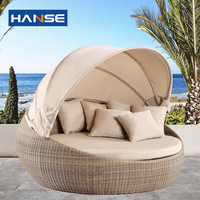 Table à thé de plage confortable et moderne, chaise de canne, canapé lit de jour en rotin