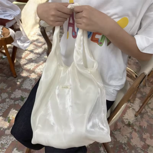 Sac fourre-tout en organza pour femme avec logo tissé personnalisé, couche extérieure scintillante en organza et poche intérieure - Product Image 3