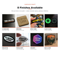 Parche de Goma de PVC Suave al por Mayor, Letras Blancas en Relieve 3D Curvadas, Etiqueta Impermeable con Logotipo Personalizado para Prendas
