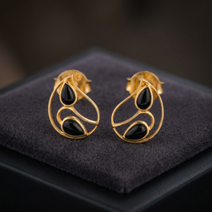 Boucles d'oreilles clous tendance géométriques en onyx noir plaqué or 18 carats, motif ajouré en goutte d'eau, pour mariage et soirée - Product Image 3