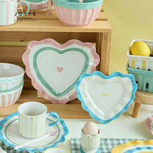 JOYYE Set di piatti a forma di cuore personalizzato dipinto a mano dolce atmosfera da ragazza matrimonio Set di stoviglie in ceramica con bordo floreale - Product Image 3