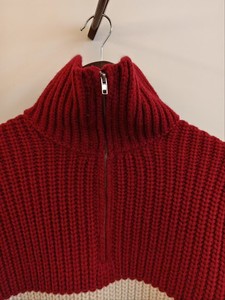 เสื้อสเวตเตอร์ถักซิปสั้นลำลองทรงหนาสไตล์วินเทจเบอร์กันดีพร้อมโลโก้ด้านหน้า - Product Image 4