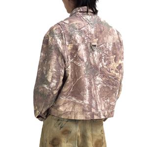 แจ็คเก็ตยีนส์ลำลองผู้ชายสไตล์สตรีท 14 ออนซ์ ขายส่ง ลายพรางพิมพ์ลายต้นไม้จริง ปกเสื้อแบบปกเชิ้ต แจ็คเก็ตบอมเบอร์ยีนส์ผู้ชาย - Product Image 2