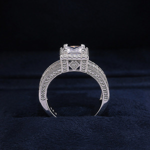 Anello quadrato da donna dal design geometrico minimalista, accessorio per dita da indossare tutti i giorni - Product Image 5