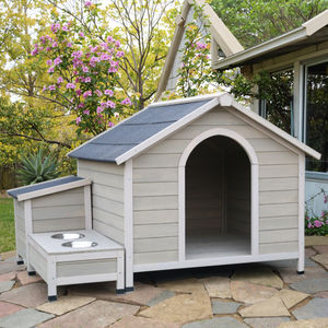 Caseta de madera resistente a la intemperie para perros, casa de madera para exteriores con área de alimentación - Product Image 1