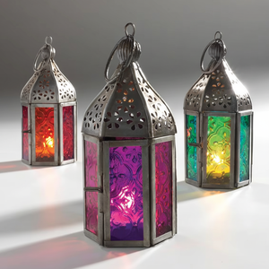 Lanterne en fer vintage avec détails soudés à la main et patine en détresse finie adaptée aux collectionneurs et aux maisons rustiques - Product Image 1