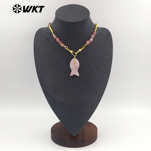 WT-N1522 Maravillosos collares con colgante en forma de pez con piedras preciosas naturales y cadena de metal dorado para mujer, regalo. - Product Image 6