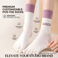 Fabricant de chaussettes de Pilates personnalisées antidérapantes en coton à cinq doigts, chaussettes de yoga en gros, faible MOQ, chaussettes de studio et de barre de qualité supérieure en vrac