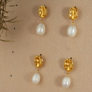 ต่างหูทรงหยดน้ำสไตล์ฝรั่งเศสย้อนยุค หรูหราเบาๆ ทำจากไทเทเนียมชุบทอง 18k ประดับมุกธรรมชาติ เหมาะสำหรับใส่ทุกวัน - Product Image 3