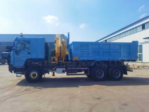 Camion à benne basculante résistant de la roue 25ton 30ton de Sinotruk Howo 10 des bons prix avec la grue se pliante de boom de 16ton - Product Image 6