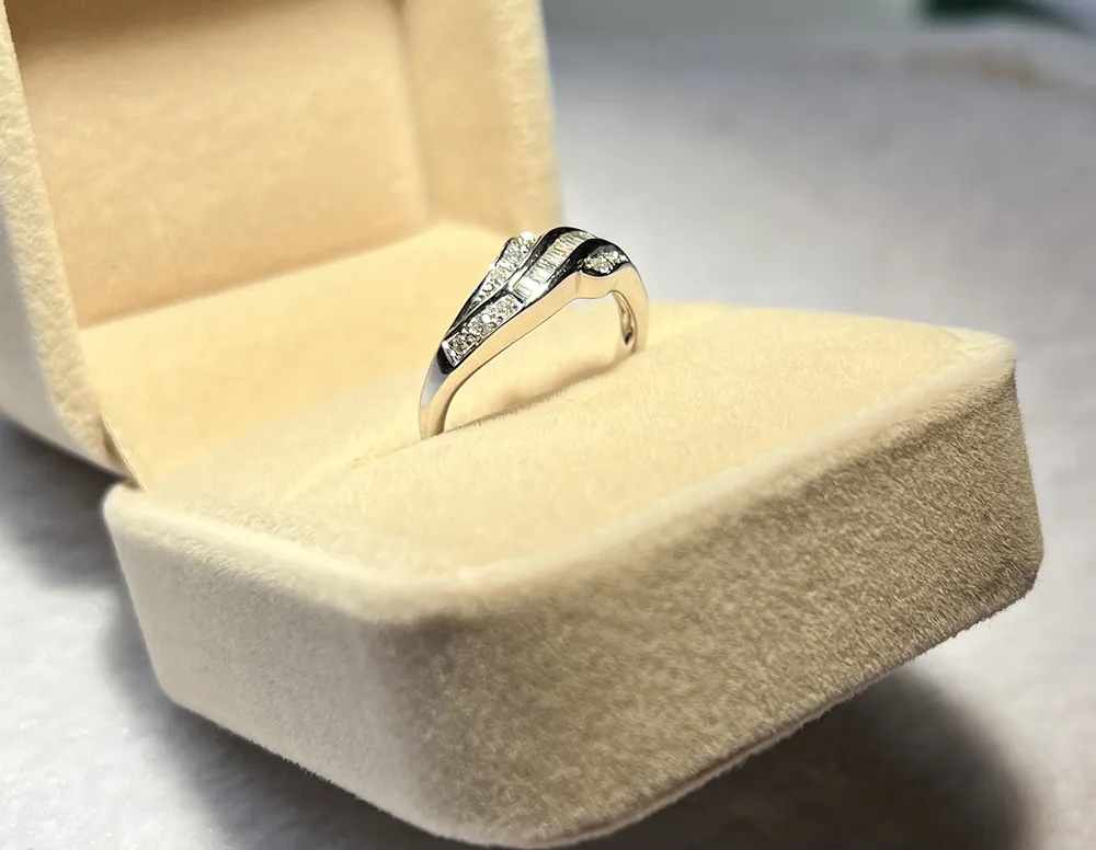 ठीक आभूषण चमकदार उच्च Qualit 18K सोने की अंगूठी हीरे के साथ