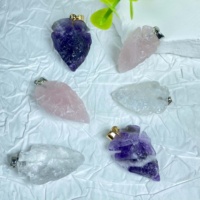 Vente en gros de pendentifs en forme de flèches en cristal, modèle de couteau, artisanat à la main, améthyste, quartz rose, quartz clair, mini-dague, collier, chakra, bijoux DIY