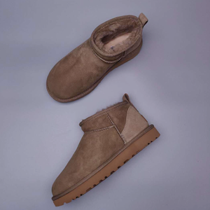 Vente en gros de pantoufles d'intérieur chaudes et douces en fausse fourrure de daim pour femmes et hommes - Product Image 1