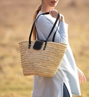 Sac de plage en paille de feuilles de palmier marocaines tissé à la main, style minimoroccolisme, avec poignées en cuir noir, fermeture éclair et bandoulière