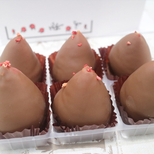 Fraises lyophilisées enrobées <span class=keywords><strong>de</strong></span> <span class=keywords><strong>chocolat</strong></span> noir et blanc, collation <span class=keywords><strong>de</strong></span> fruits entiers, fabrication OEM, marque privée, vente en gros - Product Image 2