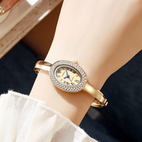Jam Tangan Wanita Quartz Laris Manis, Desain Retro Oval Bertahtakan Berlian, Mewah Ringan untuk Sehari-hari, Elegan dan Serbaguna dengan Dial Penunjuk