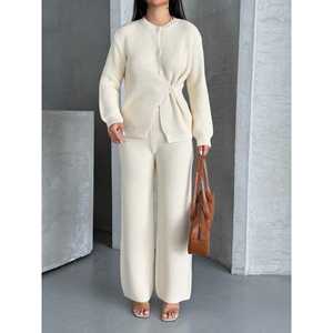 Conjunto de Punto Casual con Detalle de Botones 1565, Moda de Invierno con Estampado y Decoración de Parches - Product Image 1