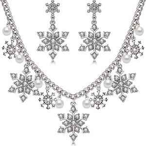 Collier de Noël avec pendentif flocon de neige en perles et strass étincelants colorés, ensemble collier ras-du-cou et boucles d'oreilles, bijoux Père Noël pour femme - Product Image 2