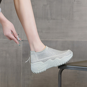 2025 Mùa Hè Mới Phong Cách Bán Chạy Nhất Nền Tảng Thấp Gót Petite Bun Dép Phụ Nữ Nâng Thấp Lỗ Rỗng Thể Thao Màu Trắng Giày Thể Thao - Product Image 3