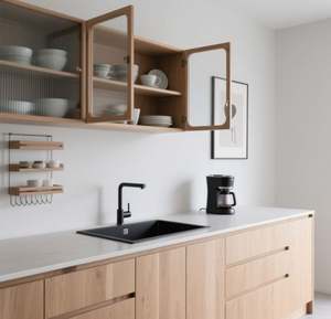 Ensemble de cuisine SANTOPOVA de style minimaliste scandinave en bois clair avec armoires murales à façade vitrée et évier encastré noir - Product Image 5