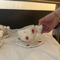 Ensemble tasse et soucoupe en céramique de style coréen avec motif de cœur, doté d'une poignée en forme de cœur