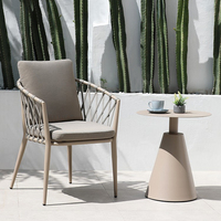 Ensemble de meubles d'extérieur, quatre chaises de luxe, table de jardin, table de restaurant en plein air, meubles en corde faits à la main