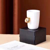 Mug à café de bureau en céramique élégant avec anse en forme de bague diamant dorée, motif nordique simple, capacité 401-500 ml, style minimaliste, vente en gros