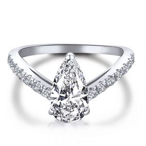 Anillo de compromiso Dylam Jewelry Fana con diseño de cojín, anillo de boda radiante con racimo y solitario - Product Image 1